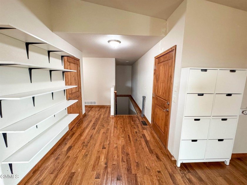 Welcome to this spacious and beautifully designed 5-bedroom - photo 14