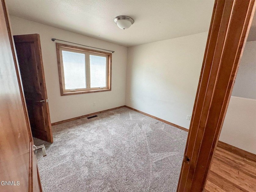 Welcome to this spacious and beautifully designed 5-bedroom - photo 17
