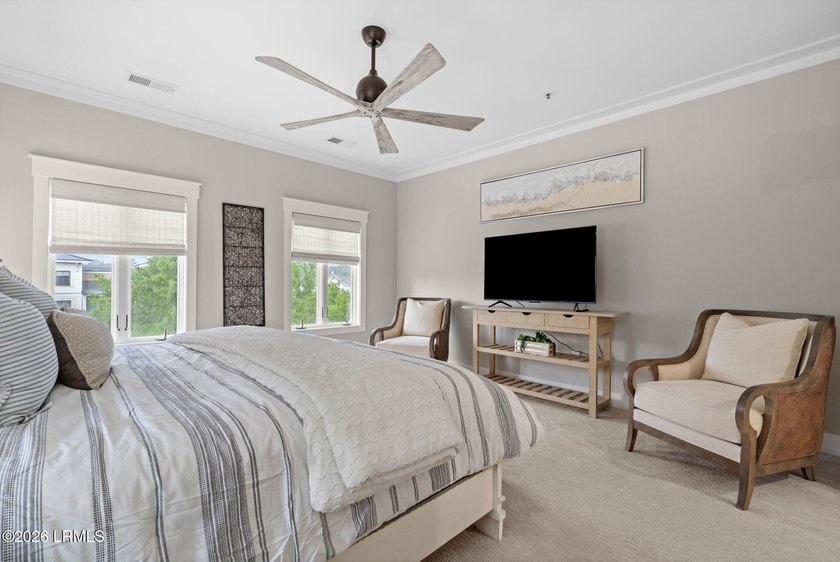 Rare opportunity to own a beautifully high-end renovated corner - photo 18