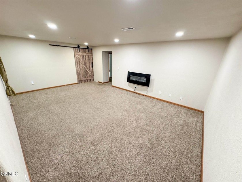 Welcome to this spacious and beautifully designed 5-bedroom - photo 18
