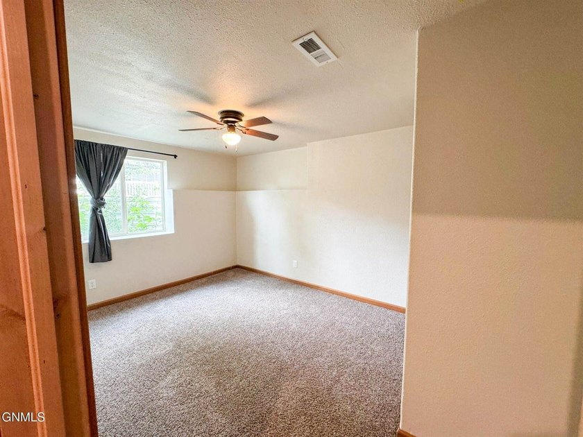 Welcome to this spacious and beautifully designed 5-bedroom - photo 20