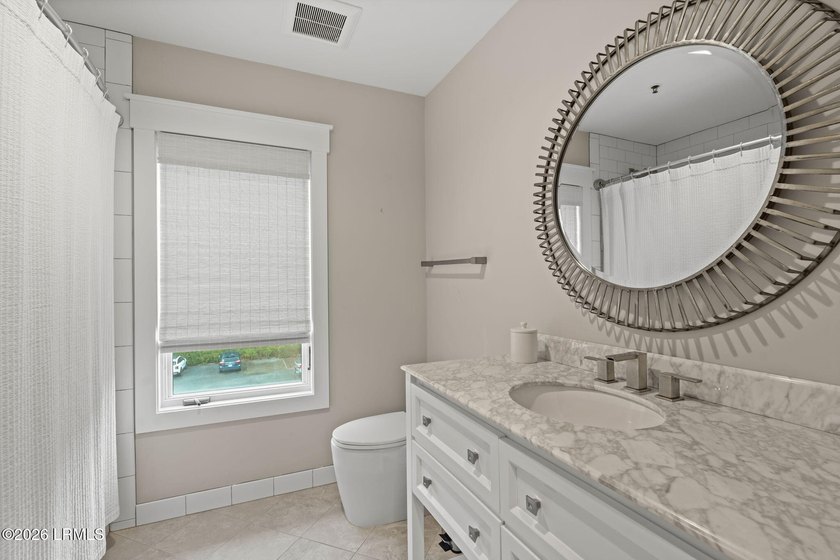 Rare opportunity to own a beautifully high-end renovated corner - photo 25