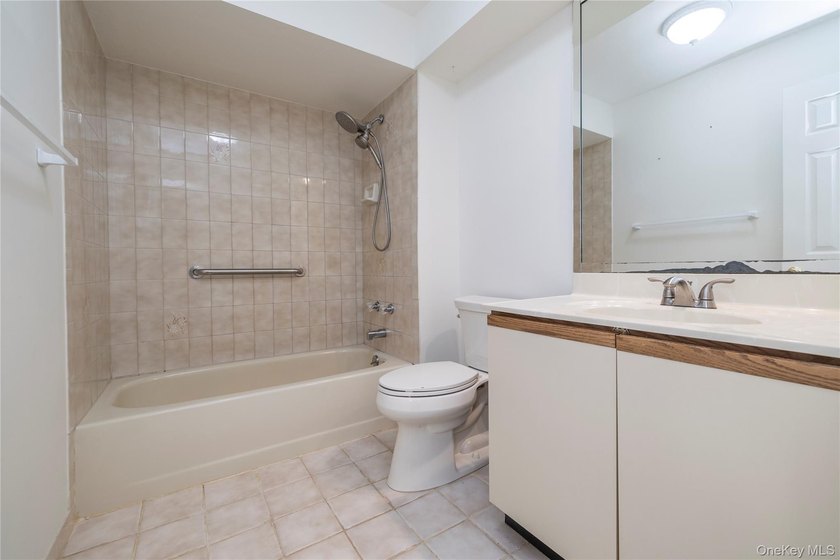 Welcome to the Victorian Homeowners Association in Wantagh. This - photo 15