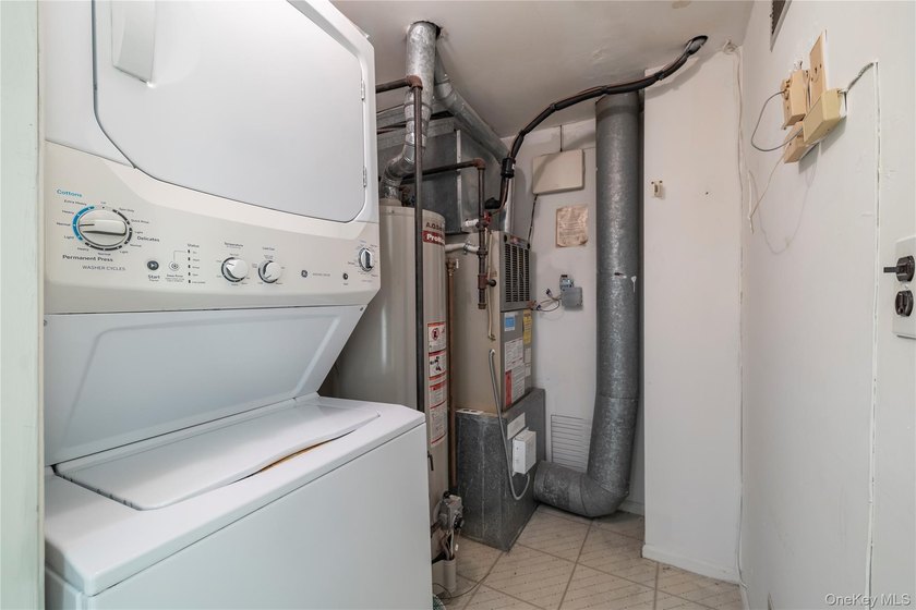 Welcome to the Victorian Homeowners Association in Wantagh. This - photo 16
