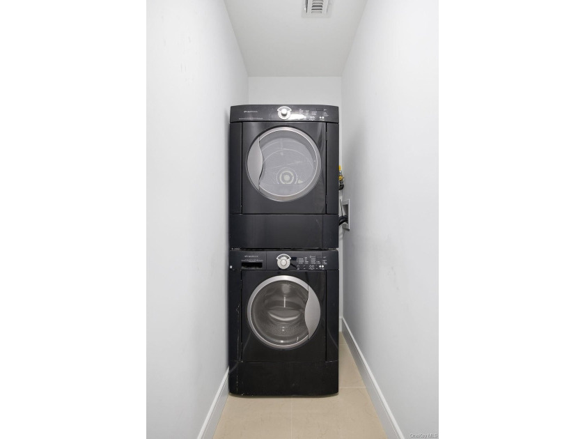 Brand New Construction (Built in 2023) - Legal Two-Family Home - photo 20