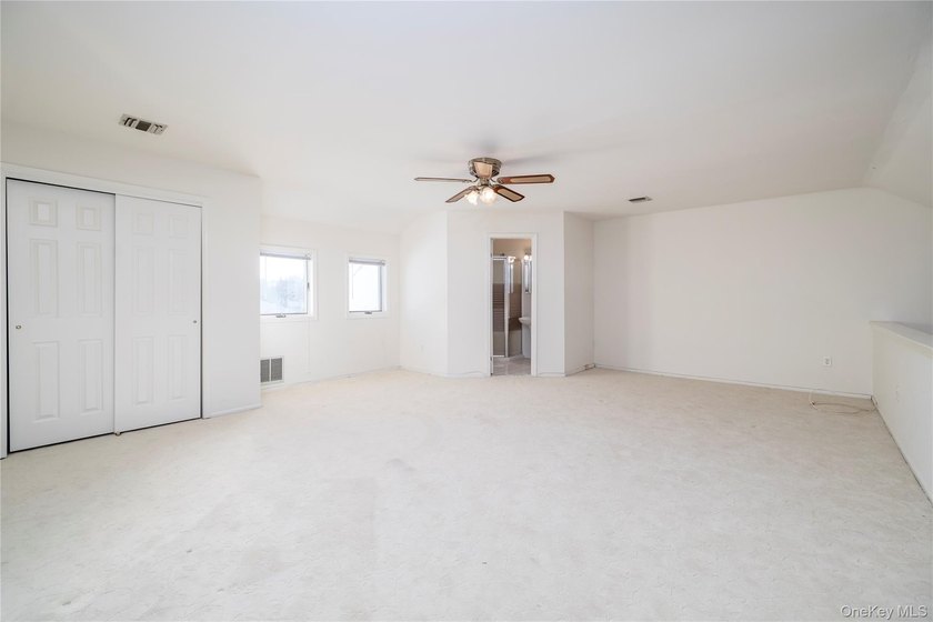 Welcome to the Victorian Homeowners Association in Wantagh. This - photo 21