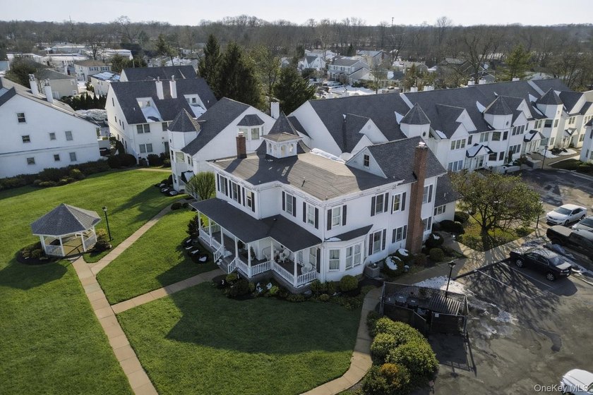 Welcome to the Victorian Homeowners Association in Wantagh. This - photo 26