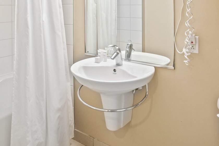 Escape to this fully furnished, groundfloor unit in sought-after - photo 33