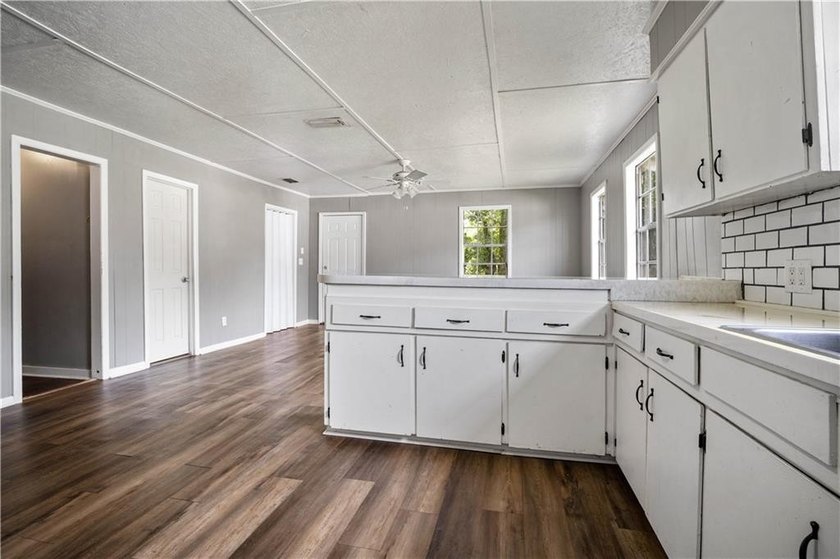 INVESTMENT OPPORTUNITY IN THE HEART OF MOBILE! This previously - photo 8
