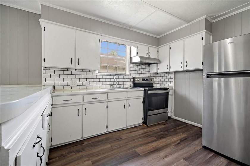 INVESTMENT OPPORTUNITY IN THE HEART OF MOBILE! This previously - photo 9