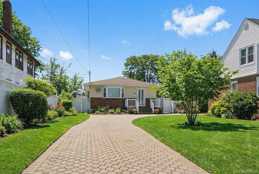 Welcome to this beautifully maintained ranch-style home offering - photo 2