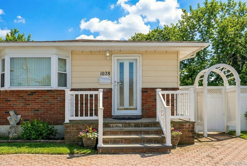 Welcome to this beautifully maintained ranch-style home offering - photo 3