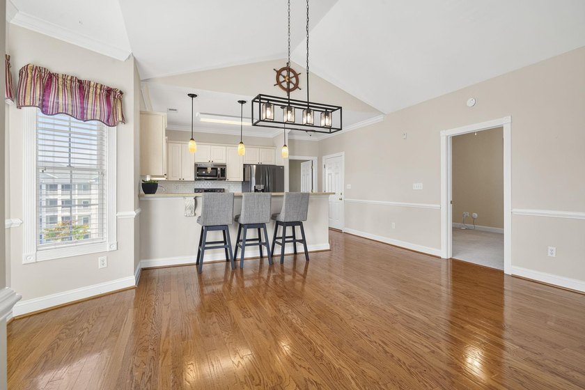 Don't miss this beautifully maintained top-floor end-unit condo - photo 12
