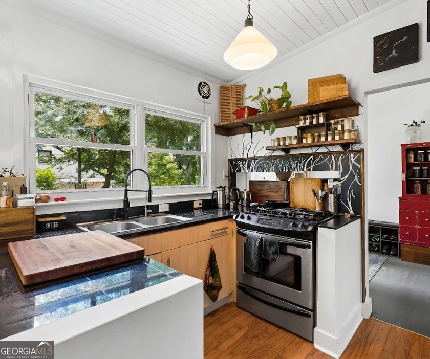 Located in sought-after East Lake, within the coveted 1st-tier - photo 15