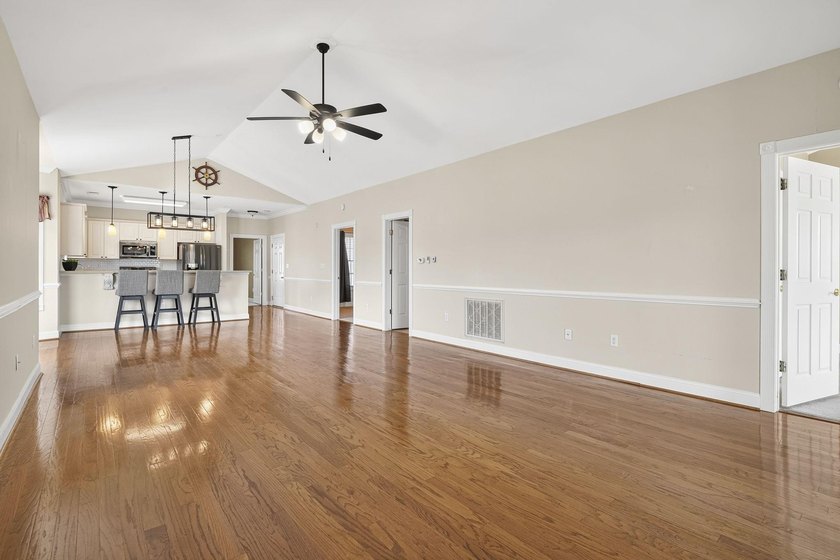 Don't miss this beautifully maintained top-floor end-unit condo - photo 16