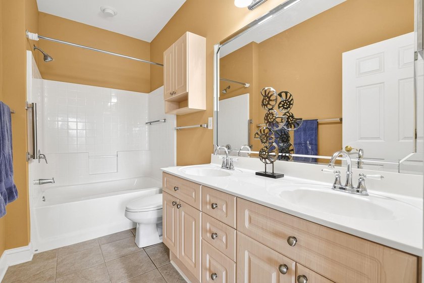 Don't miss this beautifully maintained top-floor end-unit condo - photo 30