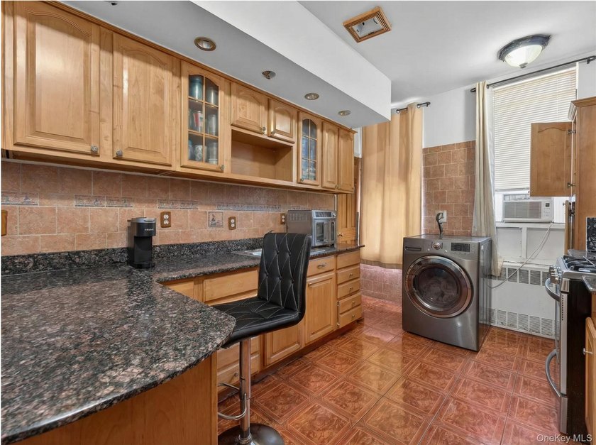 JUST LISTED! 6-UNIT MULTI-FAMILY BUILDING | 12 BEDROOMS, 6 - photo 3