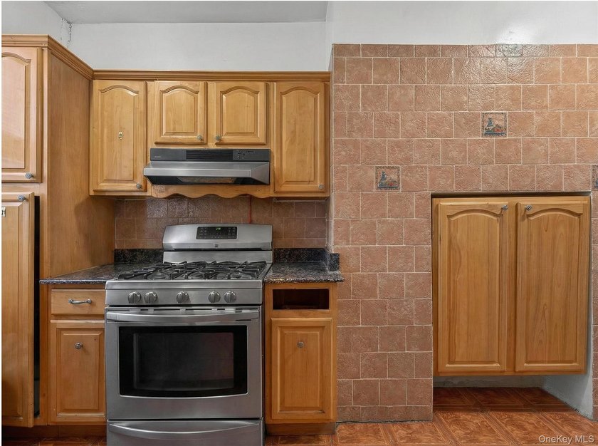 JUST LISTED! 6-UNIT MULTI-FAMILY BUILDING | 12 BEDROOMS, 6 - photo 4