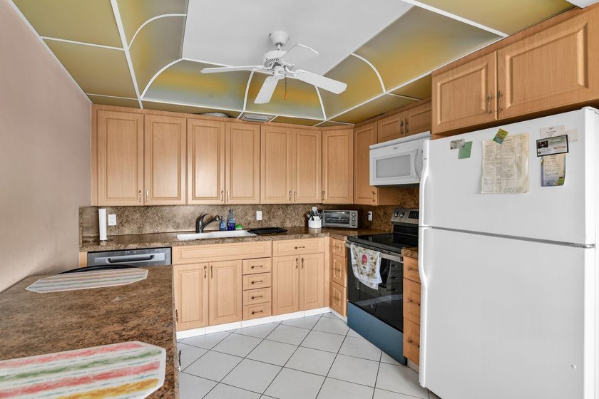Spacious 4th floor Condo 2 br 2 bath This condo is Fully - photo 14