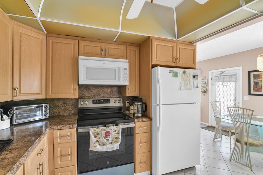 Spacious 4th floor Condo 2 br 2 bath This condo is Fully - photo 15