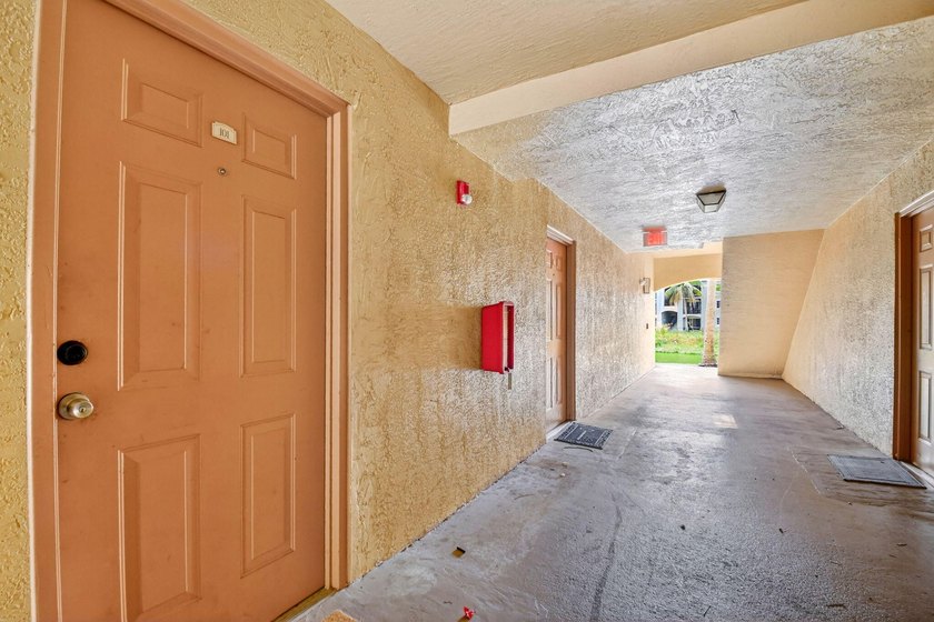 Spacious 3BR/2BA First-Floor Corner Unit with Split Bedroom - photo 5