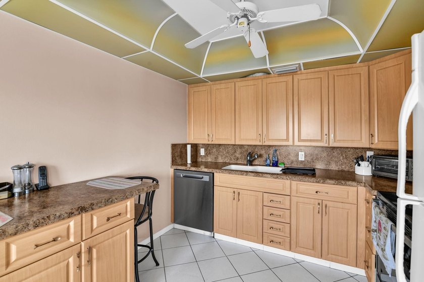 Spacious 4th floor Condo 2 br 2 bath This condo is Fully - photo 16