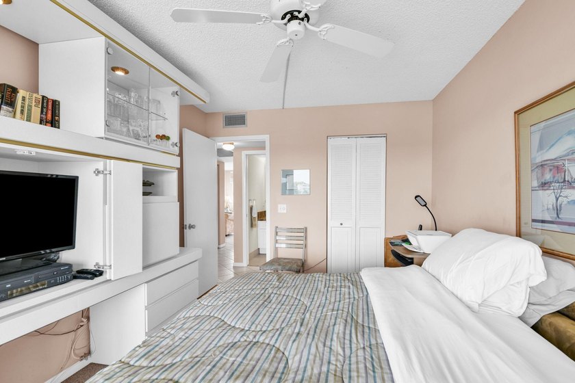 Spacious 4th floor Condo 2 br 2 bath This condo is Fully - photo 25
