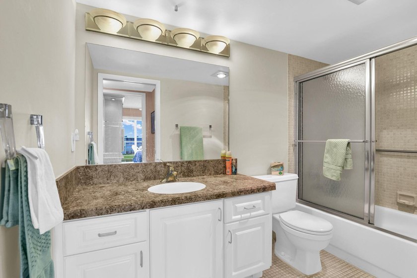 Spacious 4th floor Condo 2 br 2 bath This condo is Fully - photo 27