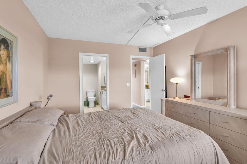 Spacious 4th floor Condo 2 br 2 bath This condo is Fully - photo 32