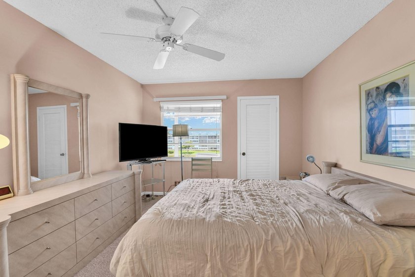 Spacious 4th floor Condo 2 br 2 bath This condo is Fully - photo 33