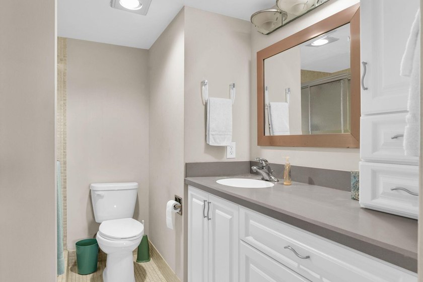 Spacious 4th floor Condo 2 br 2 bath This condo is Fully - photo 34