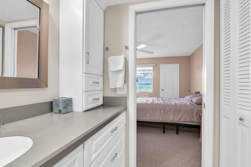 Spacious 4th floor Condo 2 br 2 bath This condo is Fully - photo 37