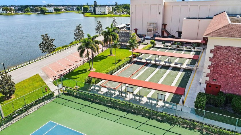 Spacious 4th floor Condo 2 br 2 bath This condo is Fully - photo 48