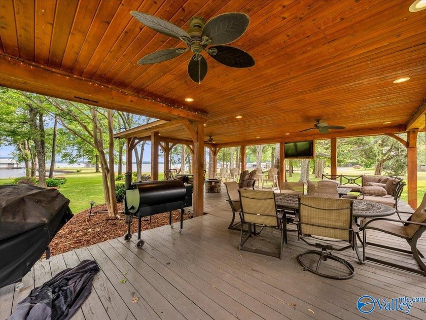 A rare legacy estate on the main channel of Lake Guntersville - photo 11