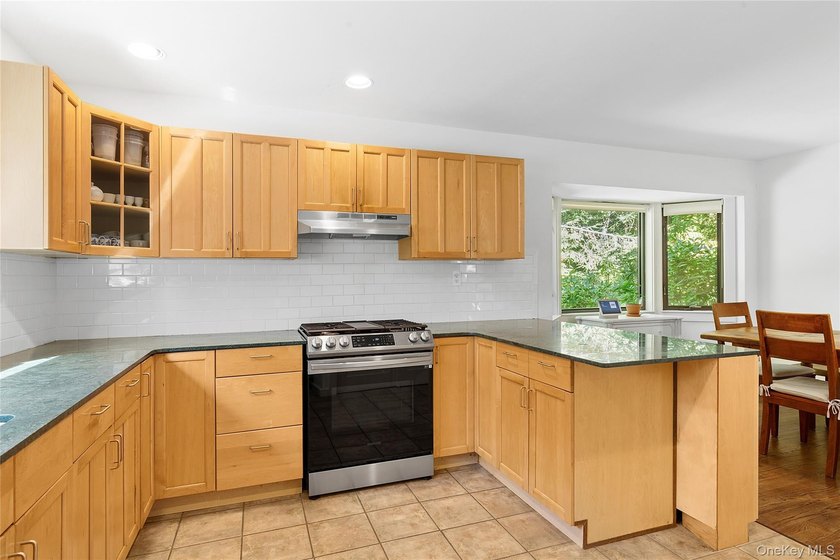Tucked away saltbox home with an inground pool and abundant - photo 17