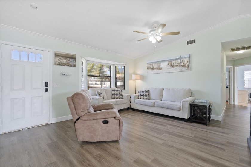 Move in ready, NEW ROOF, Motivated seller! This 3 bed, 2 bath, 1 - photo 4