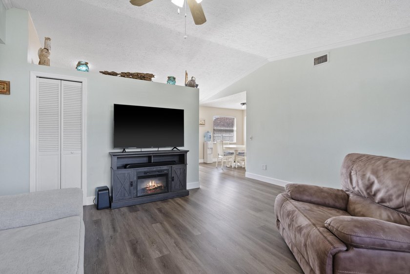 Move in ready, NEW ROOF, Motivated seller! This 3 bed, 2 bath, 1 - photo 5