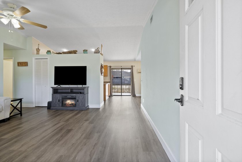 Move in ready, NEW ROOF, Motivated seller! This 3 bed, 2 bath, 1 - photo 6