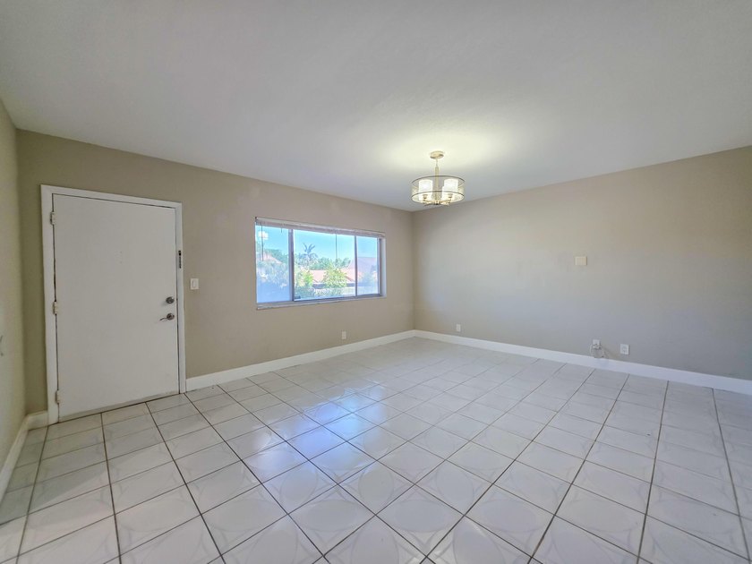 Welcome to this thoughtfully designed three-bedroom - photo 12