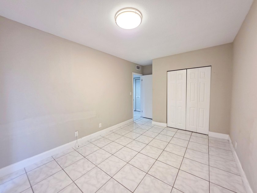 Welcome to this thoughtfully designed three-bedroom - photo 17