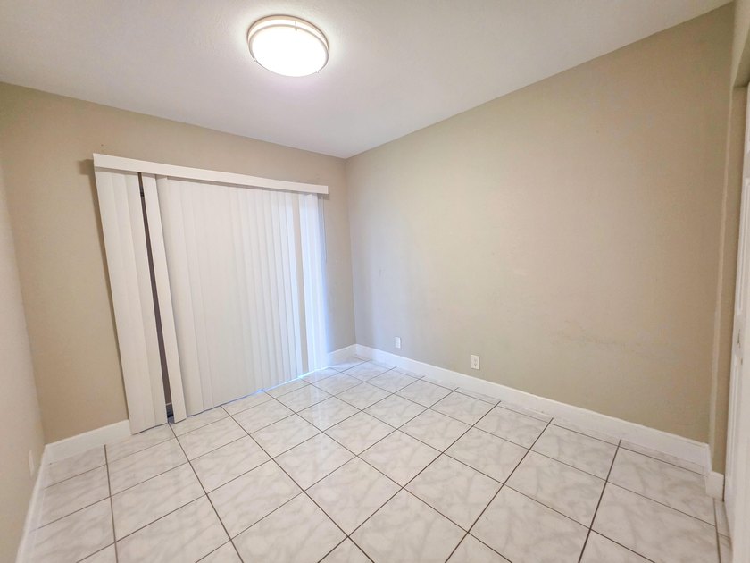 Welcome to this thoughtfully designed three-bedroom - photo 18