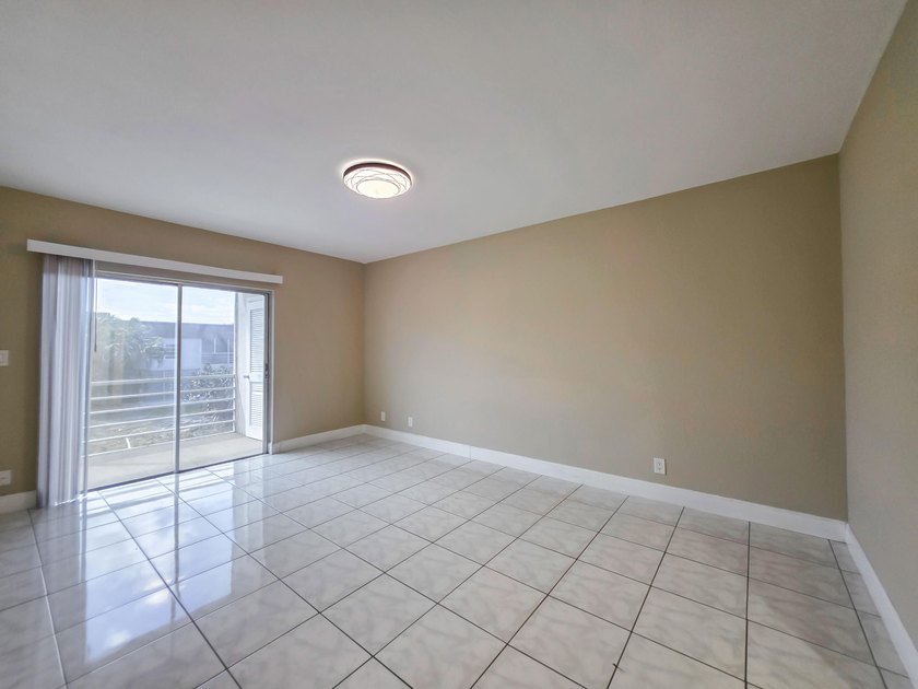 Welcome to this thoughtfully designed three-bedroom - photo 20