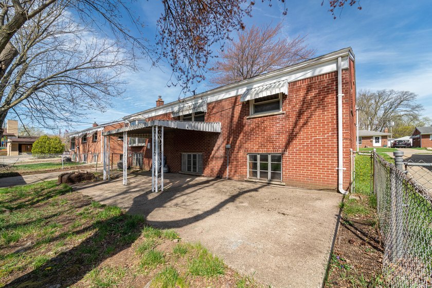 This spacious, classic Ypsilanti Township 3-bedroom, 2.5 bath - photo 21