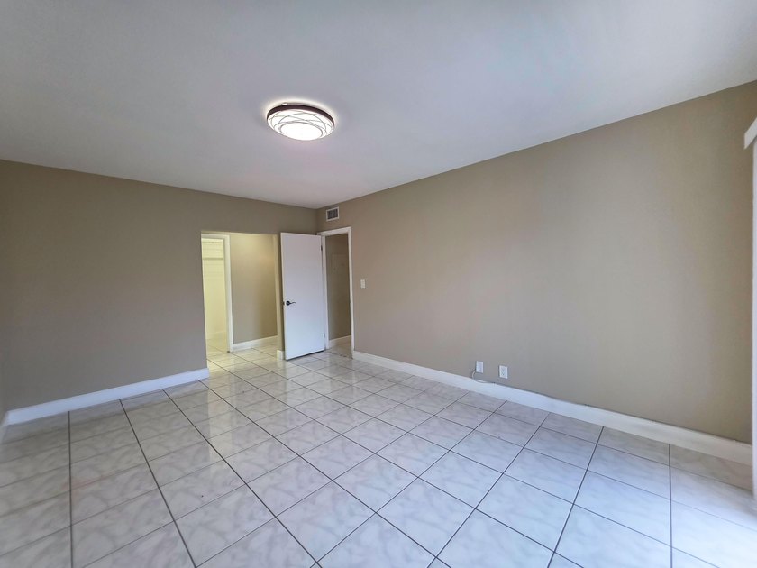 Welcome to this thoughtfully designed three-bedroom - photo 22