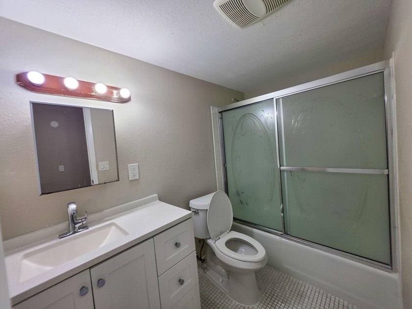 Welcome to this thoughtfully designed three-bedroom - photo 23