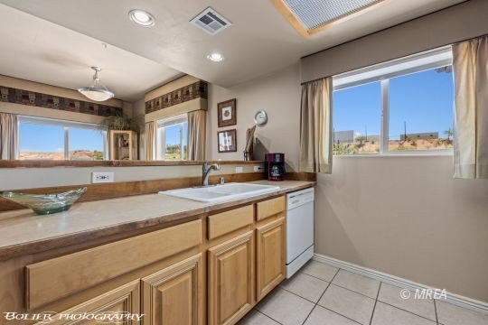 Check out this great condo with an amazing front courtyard - photo 15