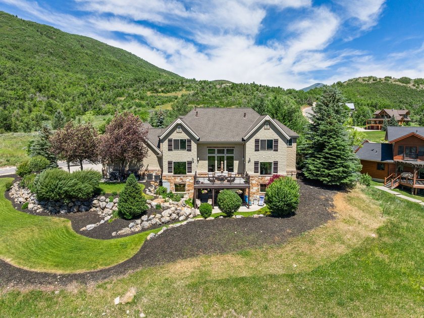 A rare mountain masterpiece where luxury living meets - photo 3