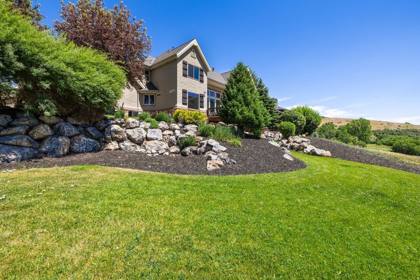 A rare mountain masterpiece where luxury living meets - photo 8