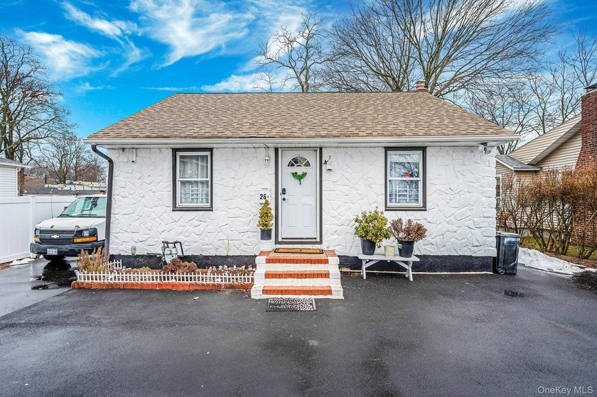 Charming and cozy starter home with very low taxes! This lovely - photo 2