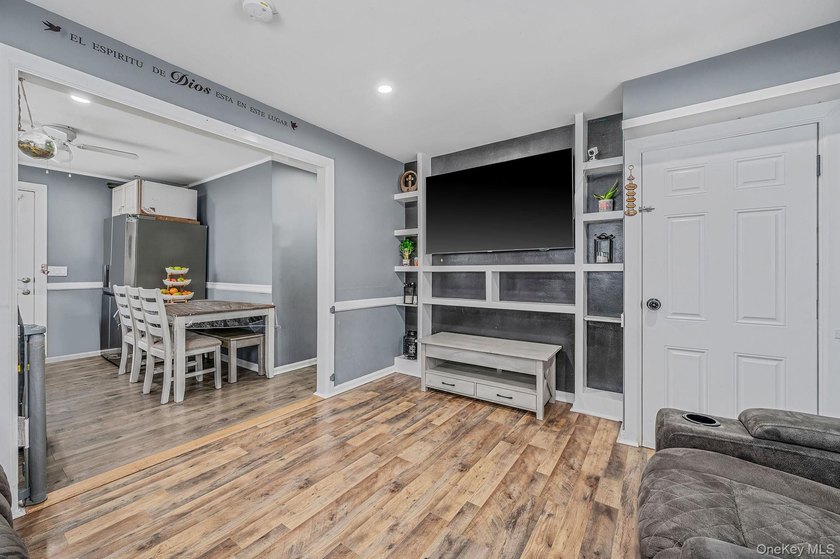 Charming and cozy starter home with very low taxes! This lovely - photo 6